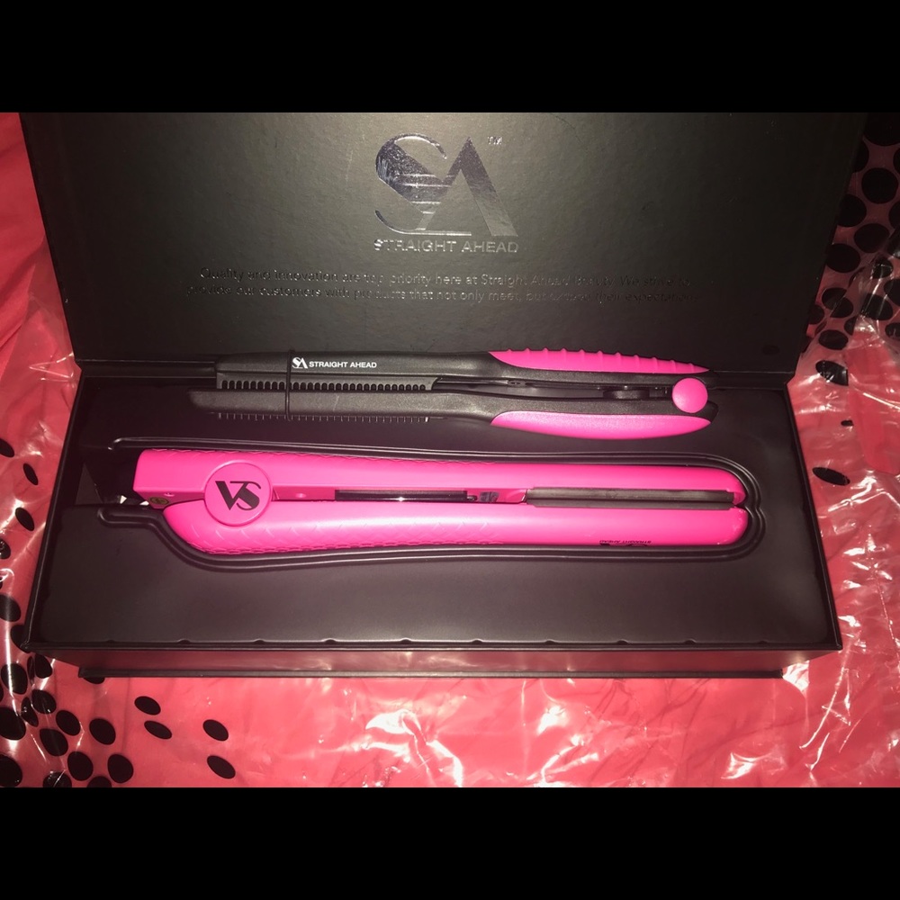 Straight ahead steam straightener and comb